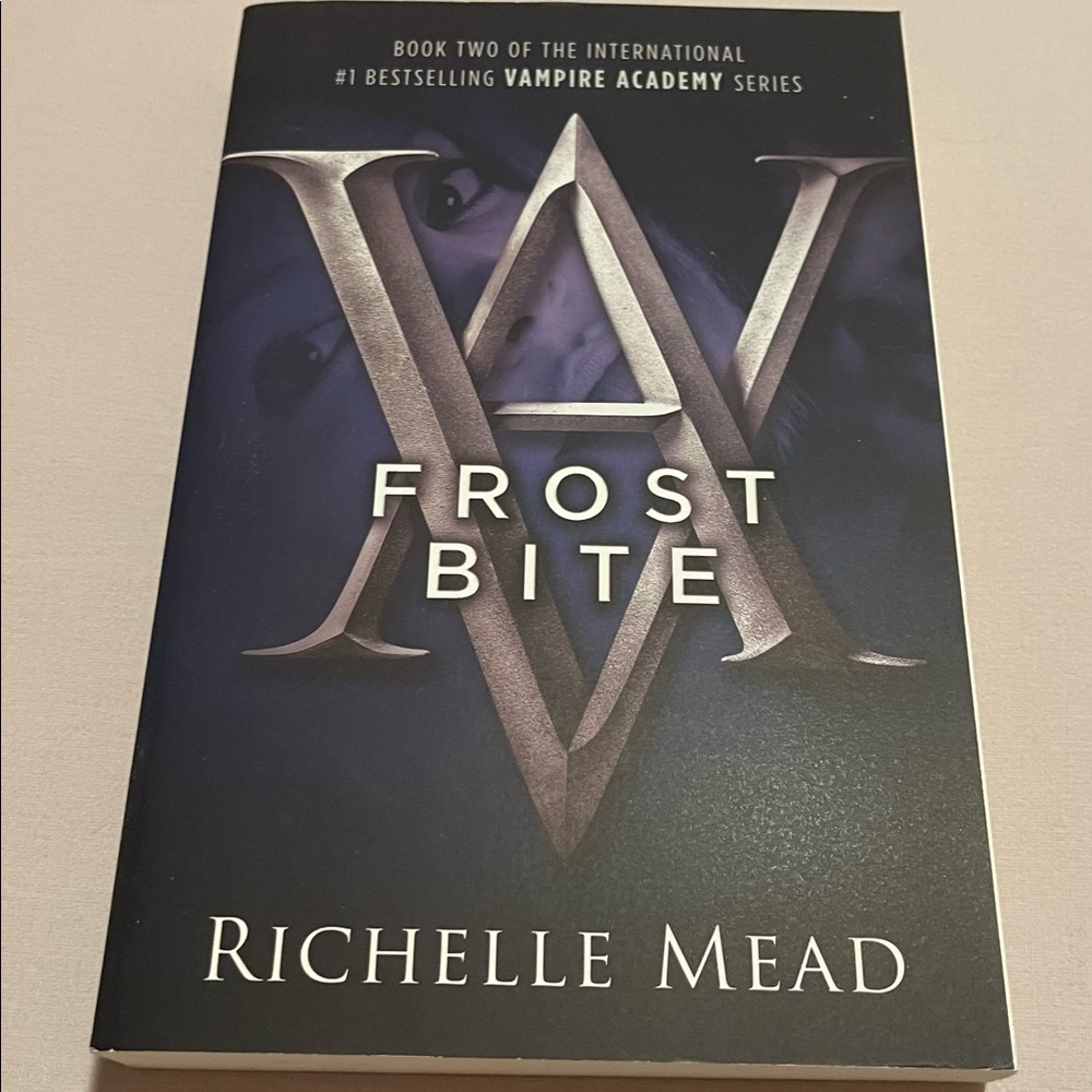 Vampire Academy Series: Frost Bite (#2 in The Vampire Academy Series)